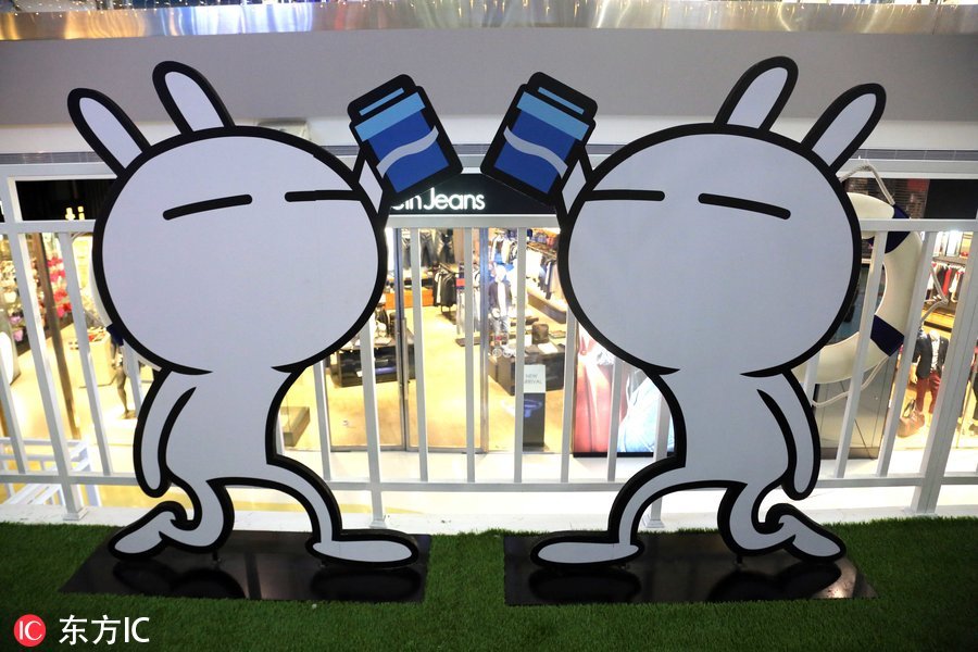 组图:柳岩爆炸头演绎复古90年代风情 顾盼生辉随性优雅“太阳集团tyc”(图1) 太阳成集团tyc