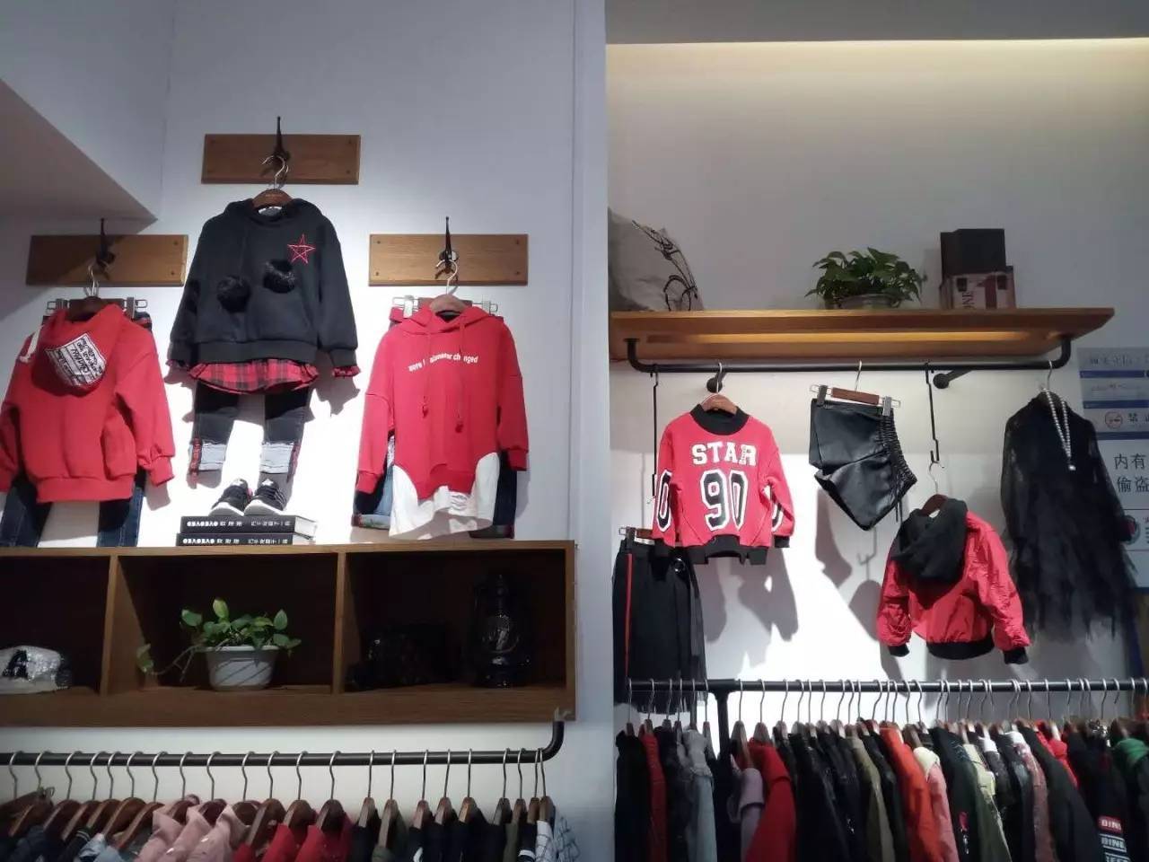 “太阳成官网”赵宇彤与佐伊·达奇、Angelababy出席巴黎时装周引关注(图1) 太阳成集团tyc